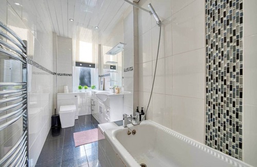 North West House | 3BR Flat Sleeps 6 West End Sights + Driveway