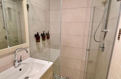 Nachlaot Apartment | 3BR Gem Steps from Shuk Machne Yehuda
