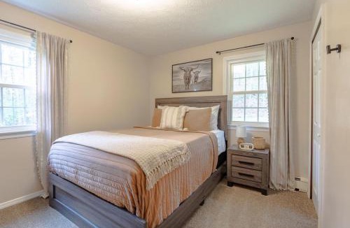 Fallentimber House | 3BR Getaway Pickleball Court, Pool hot tub