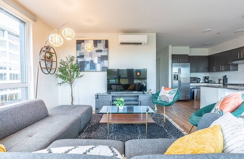 West Bellevue Bed & Breakfast | 3BR | Gym, Balcony | Bellevue | Sophari Parkside H