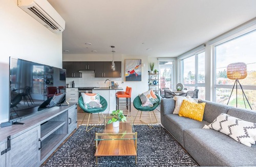 West Bellevue Bed & Breakfast | 3BR | Gym, Balcony | Bellevue | Sophari Parkside H