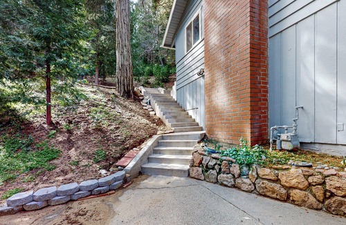 Crestline Cottage | 3BR Idyllic Cabin in the Woods w/Wood Fireplace