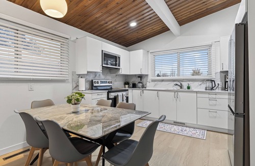 Rosslyn House | 3BR | king bed | Roger’s place | Downtown | Expo Centre | Stadium