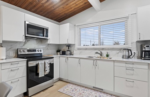 Rosslyn House | 3BR | king bed | Roger’s place | Downtown | Expo Centre | Stadium