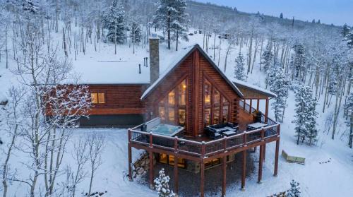 Alma House | 3BR+Loft Modern Mountain Retreat w Hot Tub