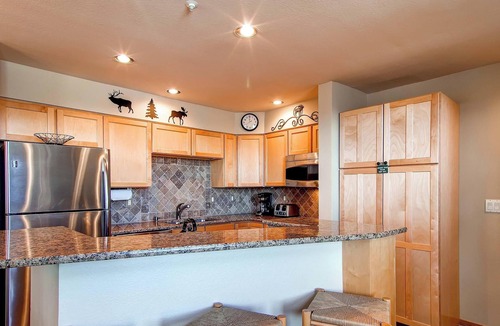 Four O'Clock House | 3BR+Loft Mountain Townhome Near the Slopes. PRIVATE HOT TUB, Views! CR500