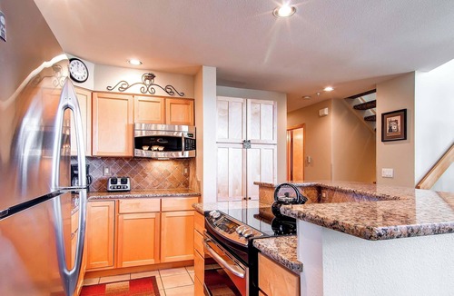 Four O'Clock House | 3BR+Loft Mountain Townhome Near the Slopes. PRIVATE HOT TUB, Views! CR500