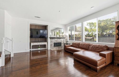 Oxnard House | 3BR Main House Poolside Dining Near Beaches