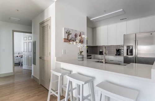 Charlotte Center City Apartment | 3BR Modern Downtown Apartment with Gym & Office