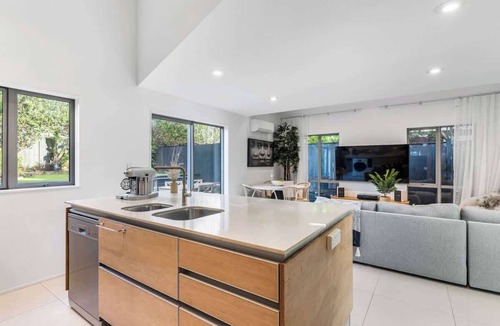Glendowie House | 3BR Modern Elegance Near Beaches