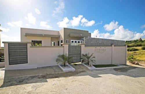 Fortescue House | 3BR Modern Villa w/Private Pool & Fire Pit