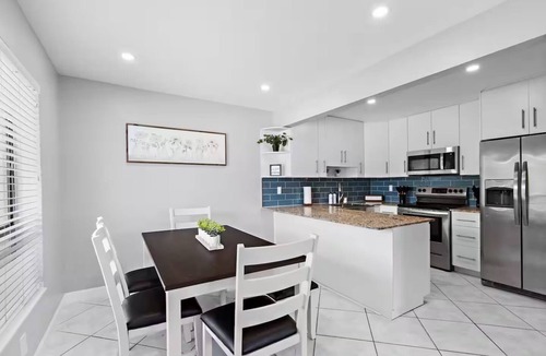 East Boca Raton House | 3BR Near FAU - 1 Mile to Beach - Outdoor Games - Coffee Bar - Pet Friendly