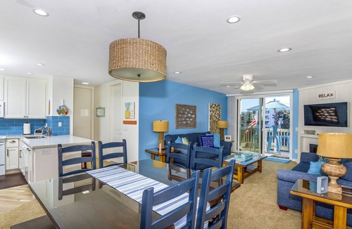Townsite Condo | 3BR Ocean-view Penthouse w/ Large Sundeck, 2 Parking Spaces NCV #B-300
