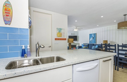 Townsite Condo | 3BR Ocean-view Penthouse w/ Large Sundeck, 2 Parking Spaces NCV #B-300
