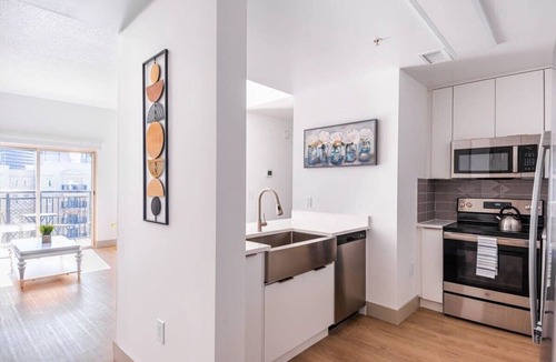 Charlotte Center City Apartment | 3BR Premium Downtown Apartment with Office & Gym