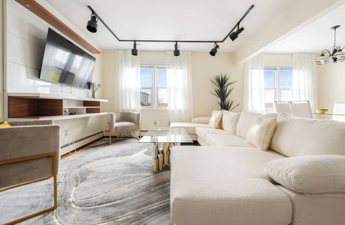 White Plains Apartment | 3BR Prime Luxury NY - Free Parking