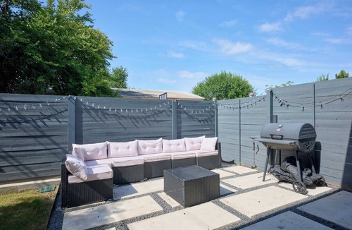 South Manchaca House | 3BR Retreat | Near Airport | DT ATX | BBQ