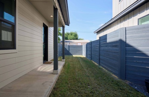 South Manchaca House | 3BR Retreat | Near Airport | DT ATX | BBQ