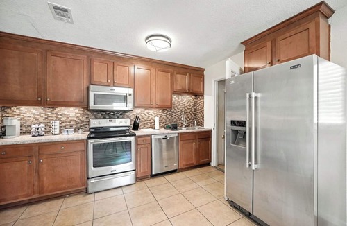 Baldwin House | 3BR Retreat w/Backyard & Full Kitchen