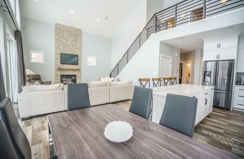 Waterloo House | 3BR River Front with inviting views