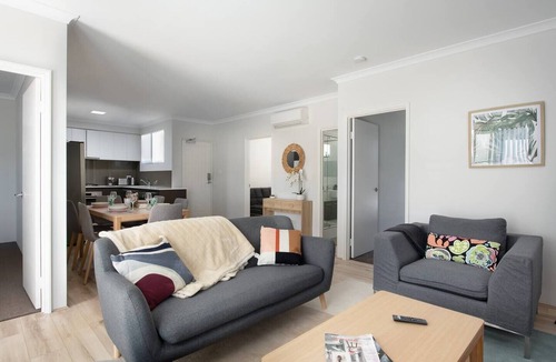 Attadale Apartment | 3BR Sanctuary: Riverside Escape Near Freo & Perth