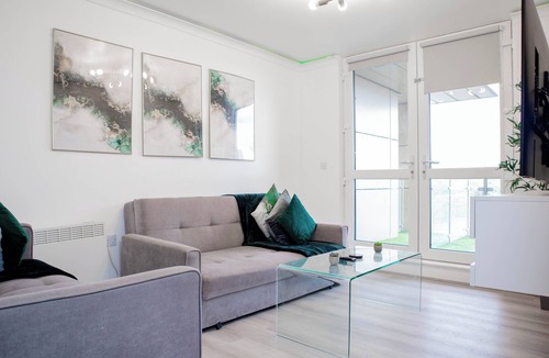 Salford Apartment | 3BR Sleeps 8 - PS5+Pool+Balcony
