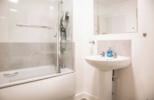 Salford Apartment | 3BR Sleeps 8 - PS5+Pool+Balcony