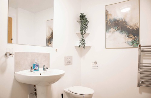Salford Apartment | 3BR Sleeps 8 - PS5+Pool+Balcony