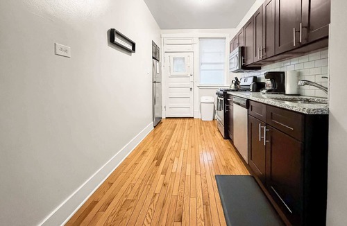 Rogers Park Apartment | 3BR Spacious Apartment in Chicago