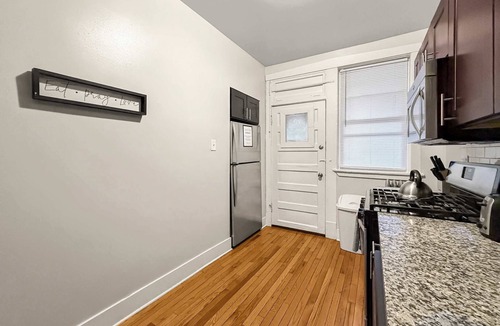 Rogers Park Apartment | 3BR Spacious Apartment in Chicago
