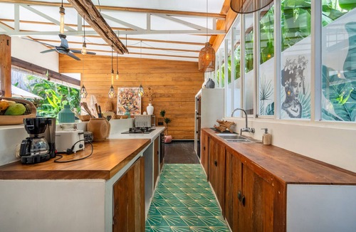 Batu Bolong Villa | 3BR Tropical Villa | Pool, Jacuzzi & Canggu