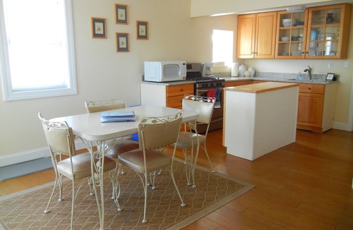 Kenberma House | 3BR UPPER DUPLEX - SUNNY AND SPOTLESS!