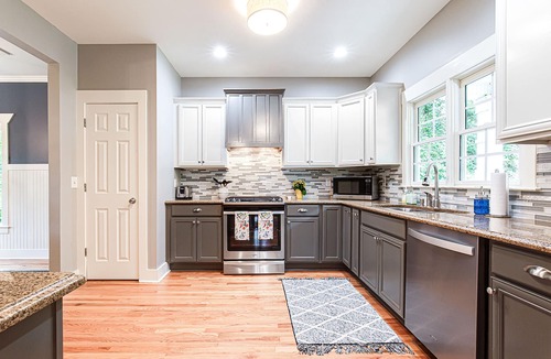Athens House | 3BR, W/D, Updated, King, Deck, Full Kitchen, Quiet