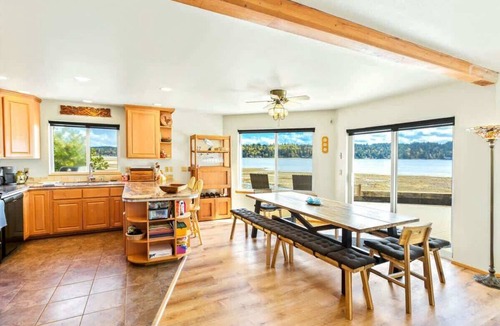 Belfair House | 3BR Waterfront Retreat | Hot Tub | Private Deck