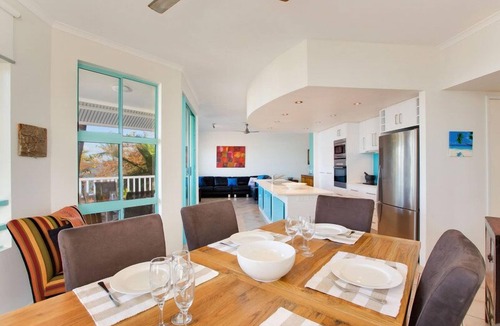 Trinity Beach Apartment | 3BR Waterfront "The Beach Shack" - WIFI