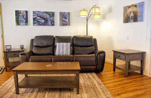 Back Loop House | 3BR with king beds near Auke Bay & Glacier