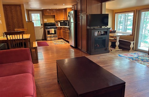 Eagle River Cabin | 3br1ba cozy serene cabin, pontoon, fishing boat, 2 kayaks, 2 sups, paddleboat
