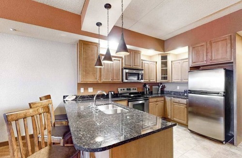 Wisconsin Dells Condo | 3rd-floor condo with elevator, jetted tub, full kitchen, & fireplace