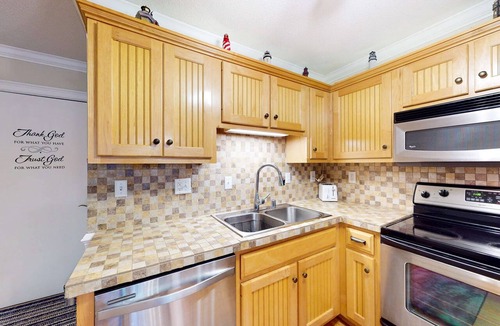 Palmetto Dunes Condo | 3rd-floor condo with water views, balcony, pools, gym, & beach access