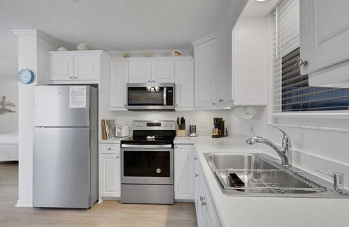 Bonita Springs Condo | 3RD FLOOR STUDIO | POOL-VIEW LANAI | KING BED | FREE PARKING | STEPS TO BONITA BEACH
