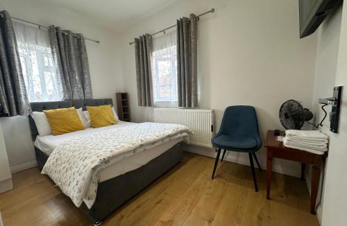 Downham House | 3rd Studio Flat With Private Toilet and Bathroom Setup For Family Enjoyment 134 Keedonwood Road Bromley