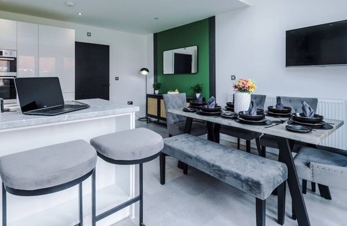 Garden City House | 3x Bedroom House (Sleeps 6) w. Parking