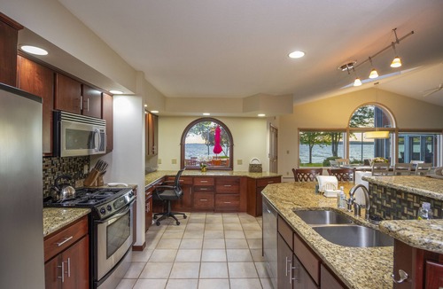 Garth Point House | 4,000 Sq Ft Lakeside Retreat with Stunning Views of Lake Michigan