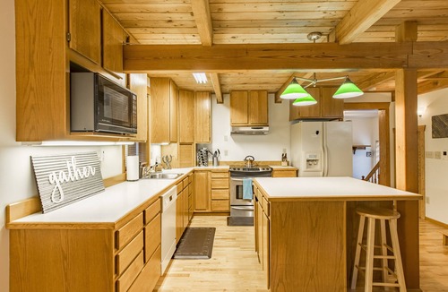 Glacier House | 4,000 sqft Mt. Baker Ski Lodge, sleeps 21, walk to town, hot tub, fiber internet