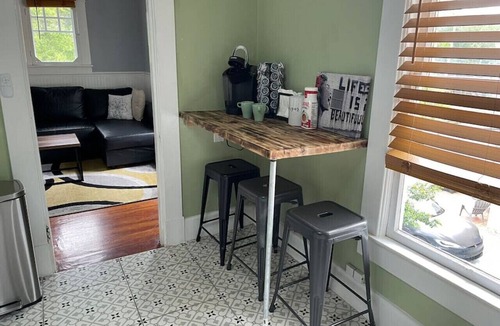Historic Old Northeast Apartment | (4) 320 Unit #4 · Downtown St. Pete/Historic Old NE Retreat #4