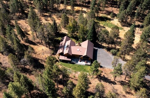 Klamath Falls Cabin | 4,800 sqft Mountain Cabin w Views! Deck Wildlife