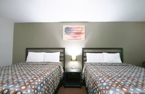 Glenwood Hotel | 4 Accommodations Family Stay 2 Miles to Lake Park | Near Hwy 34 | Free Parking