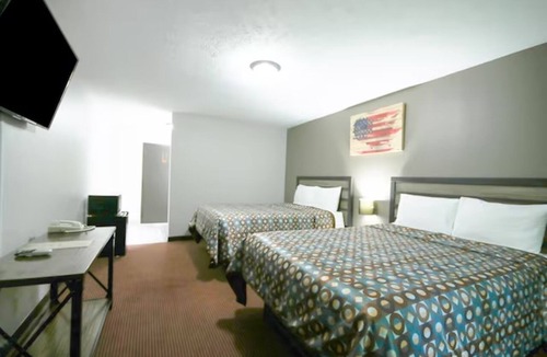 Glenwood Hotel | 4 Accommodations Family Stay 2 Miles to Lake Park | Near Hwy 34 | Free Parking