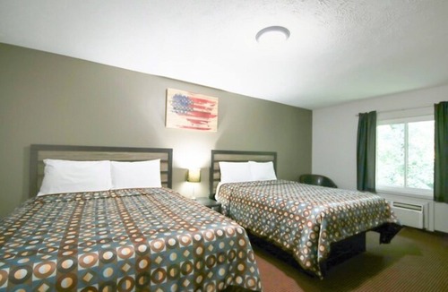 Glenwood Hotel | 4 Accommodations Family Stay 2 Miles to Lake Park | Near Hwy 34 | Free Parking