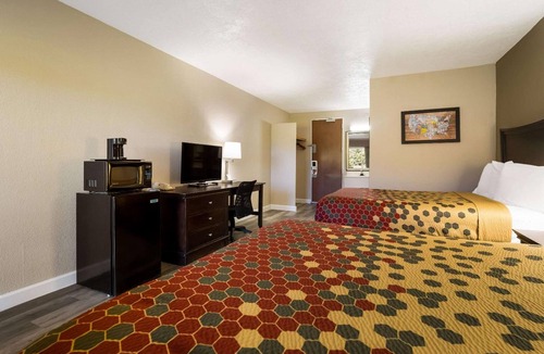 Perry Hotel | 4 Accommodations for Family & Group Stays in Perry | Free Parking & Breakfast